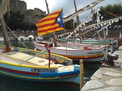 Barques colorées à Collioure, destination idéale vacances famille