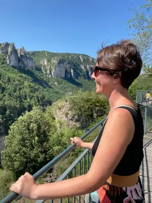Aurélie, travel planner famille, avec vue sur le viaduc de Millau